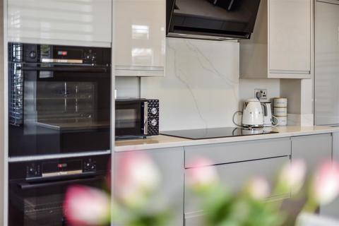 2 bedroom detached bungalow for sale, Beech Way, Horndean
