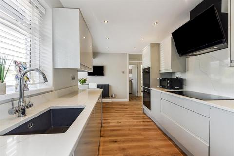 2 bedroom detached bungalow for sale, Beech Way, Horndean