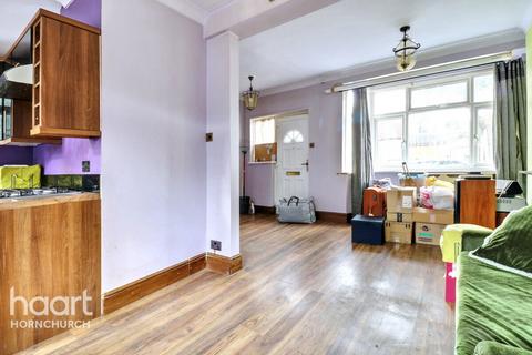 3 bedroom terraced house for sale, Bruce Avenue, Hornchurch
