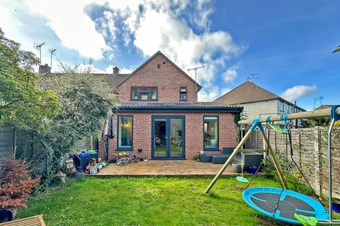 3 bedroom end of terrace house for sale, Meadow Lane, Wombourne, WV5
