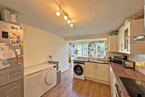 63 Meadow Lane, Wombourne, Wolverhampton, WV5 9BT