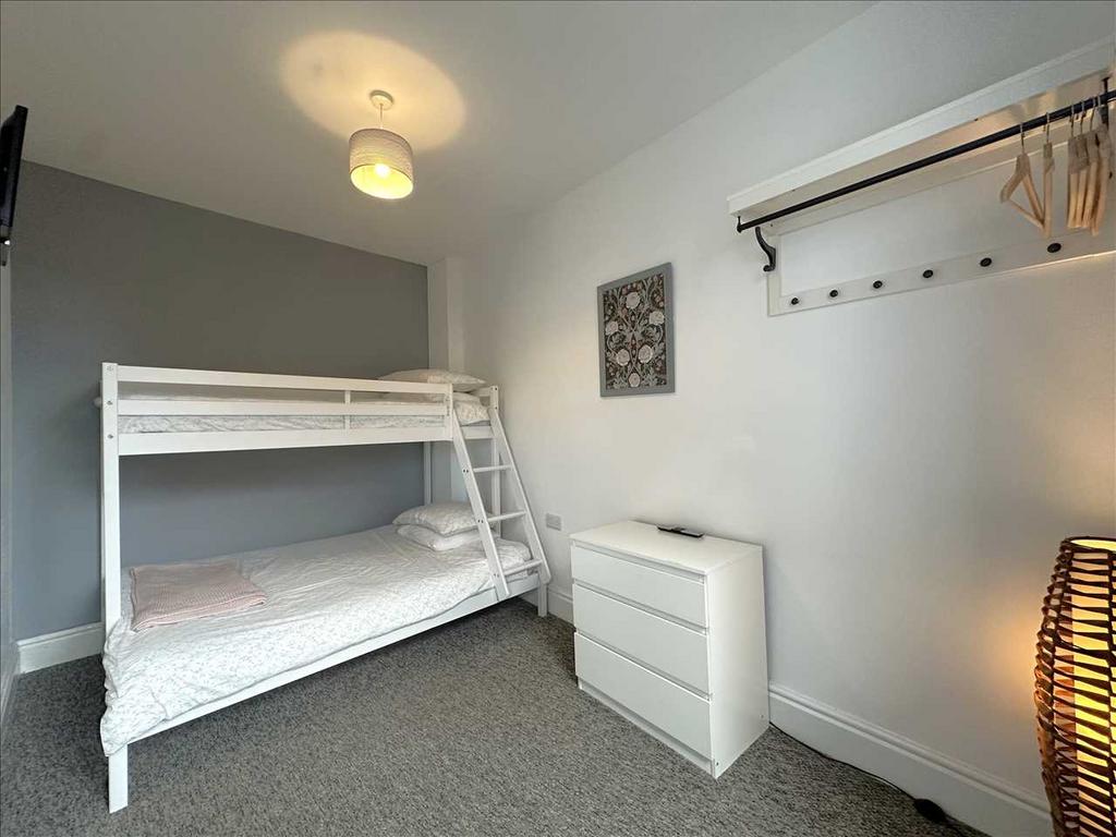 Bedroom (rear)