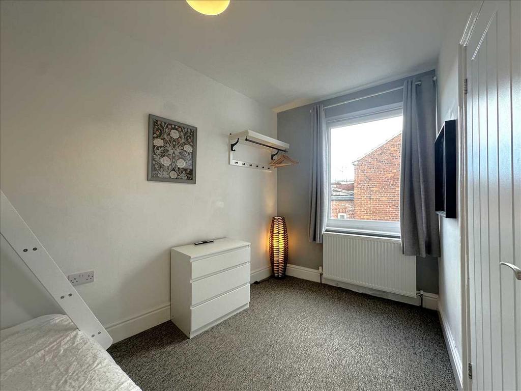 Bedroom (rear)