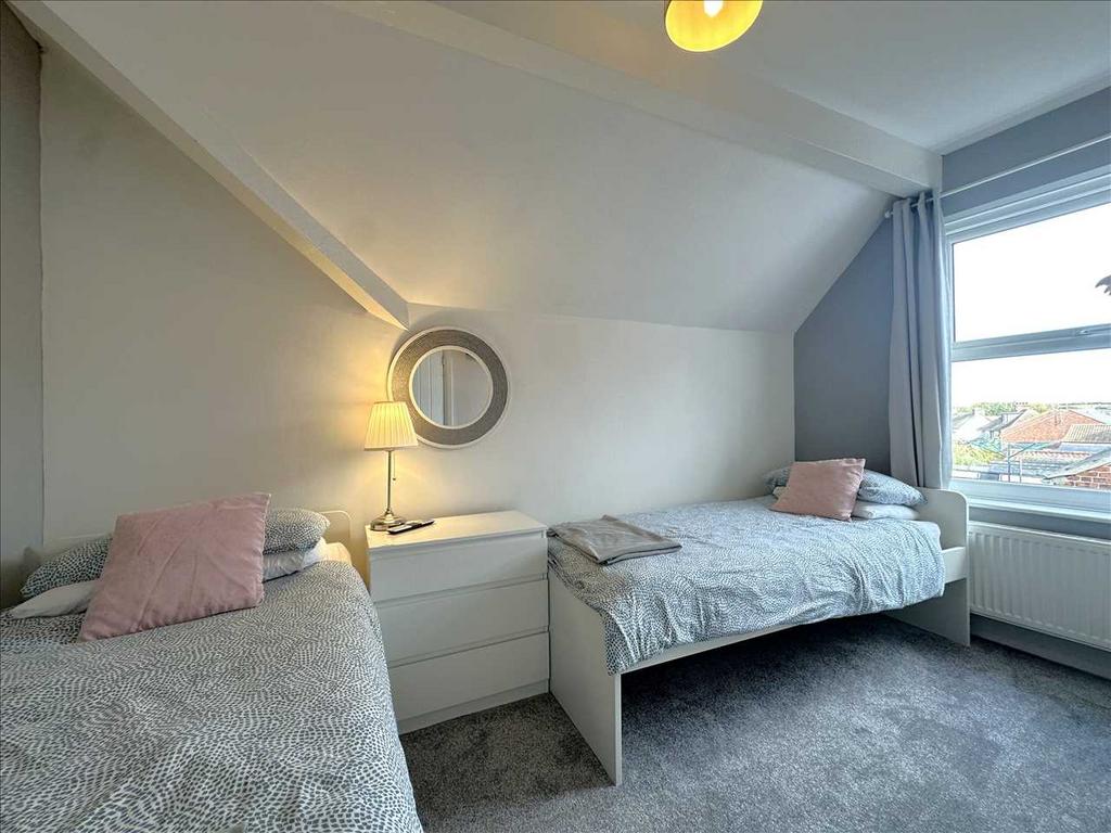 Bedroom (rear)