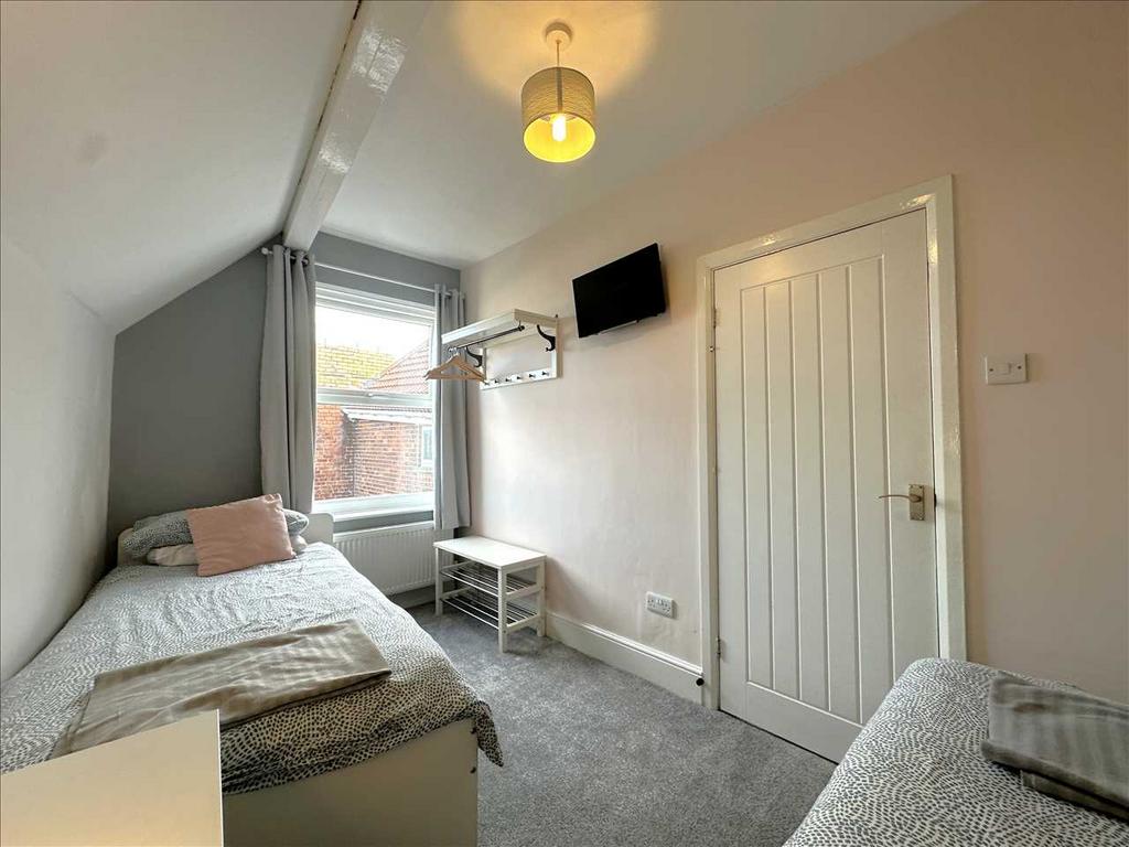 Bedroom (rear)