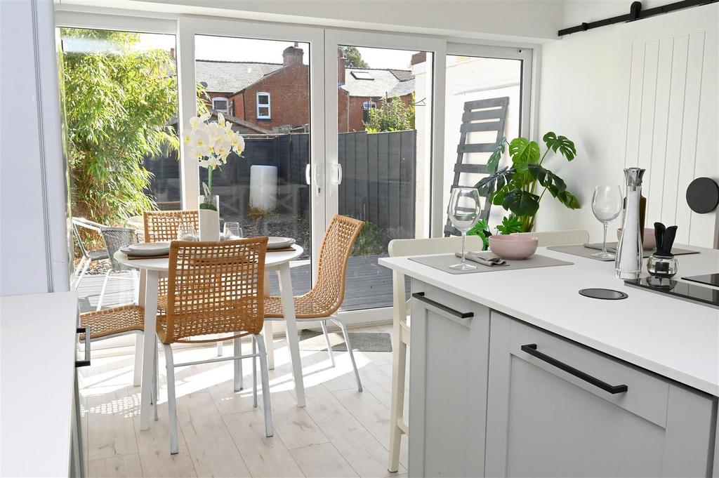 Kitchen2.JPG