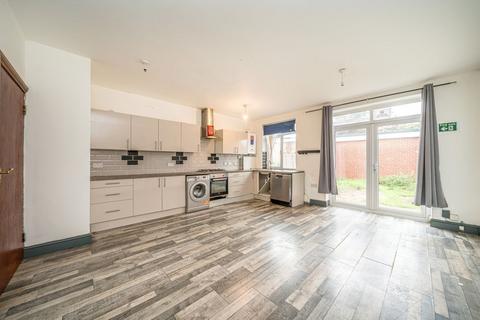 undefined, Hall Road, Isleworth TW7