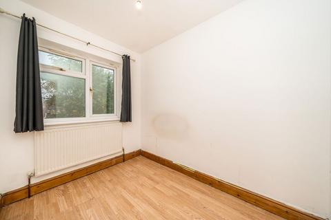 undefined, Hall Road, Isleworth TW7