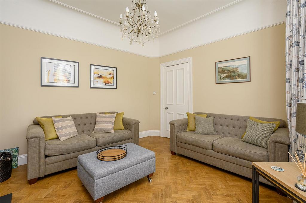 Living room 4