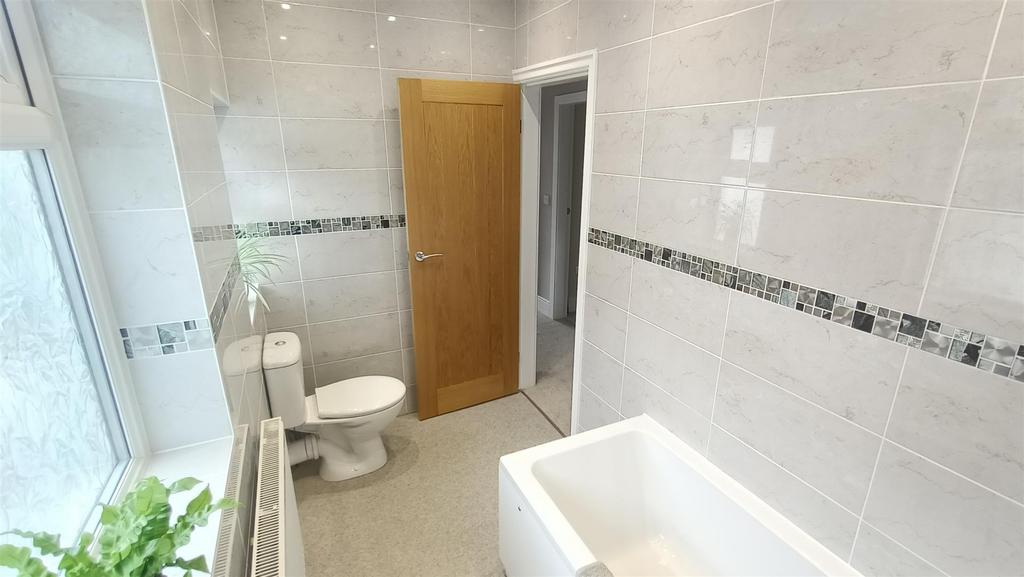 994 bathroom picture 3 .jpg