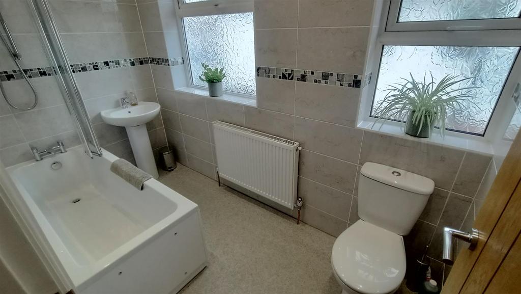 994 bathroom picture 2 .jpg