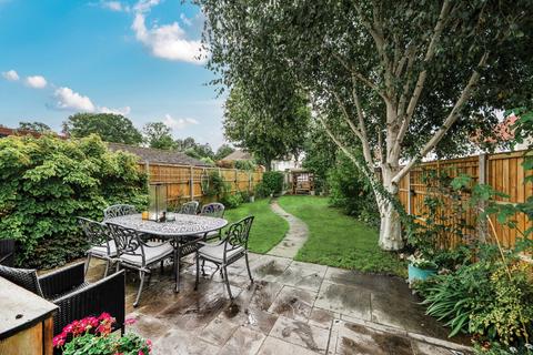 16 Station Road, Esher, KT10 8DY