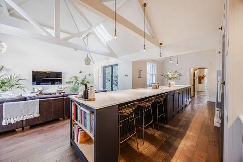 undefined, Beautifully Renovated Six-Bedroom Townhouse in King's Lynn