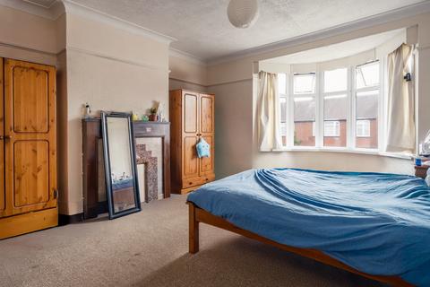 3 bedroom flat to rent, Chillingham Road, Newcastle Upon Tyne NE6