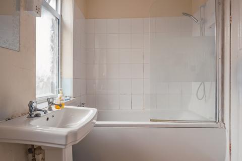 3 bedroom flat to rent, Chillingham Road, Newcastle Upon Tyne NE6