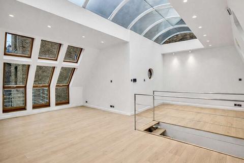 undefined, England W8 7SX London, GBR