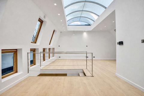 undefined, England W8 7SX London, GBR