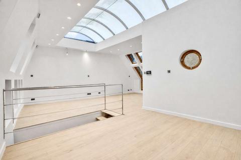 undefined, England W8 7SX London, GBR