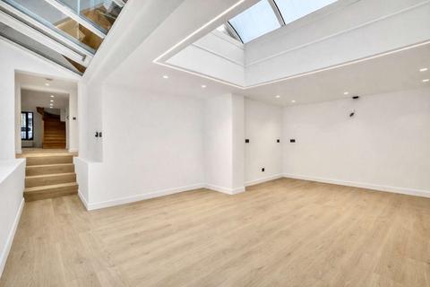 undefined, England W8 7SX London, GBR