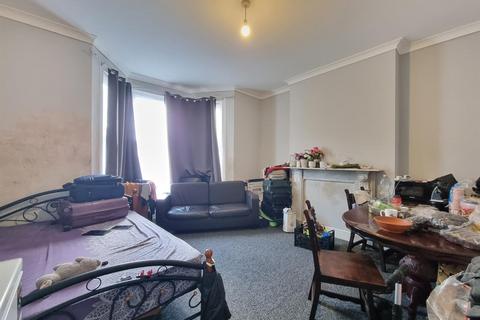 3 bedroom end of terrace house for sale, Colenso Road, Ilford