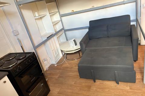 Studio to rent, Walm Lane, London NW2