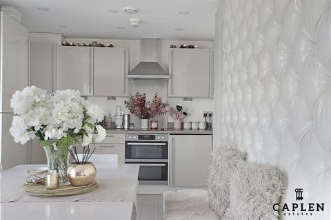 2 bedroom penthouse for sale, Chigwell Road, London