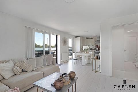 undefined, Chigwell Road, London