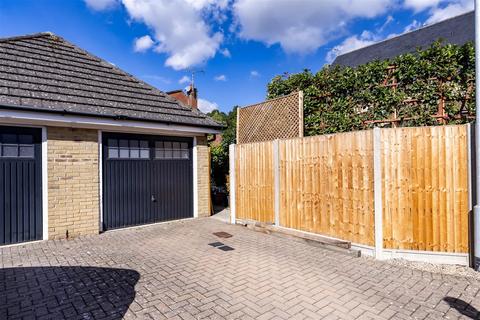 4 bedroom semi-detached house for sale, Kings Wood Park, Epping