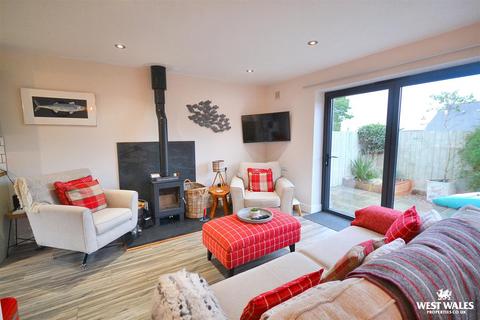 6 Will Phillips Yard, Newport, SA42 0TW