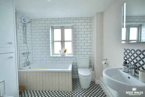 6 Will Phillips Yard, Newport, SA42 0TW