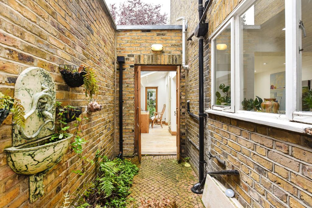22 Meynell Crescent (11)