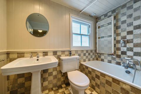 2 bedroom flat for sale, Replingham Road, Southfields, London, SW18