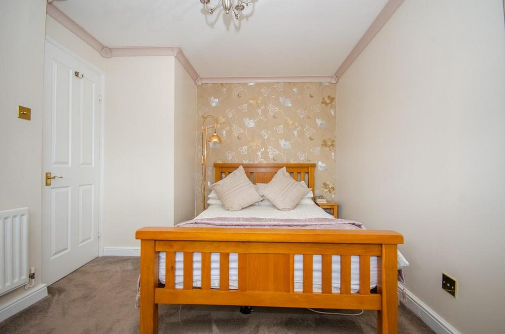 Bedroom 1.jpg