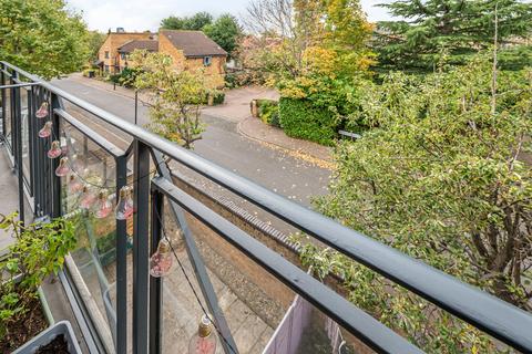 2 bedroom flat to rent, Taeping Street, London