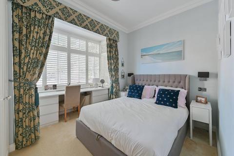 2 bedroom flat for sale, Ambleside Avenue, Streatham, London, SW16