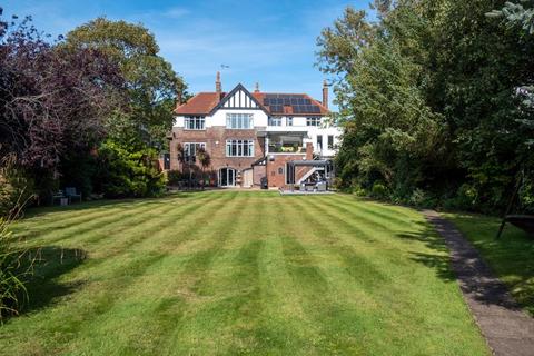 5 bedroom detached villa to rent, Golf Open 2026 - Grosvenor Road, Birkdale, Southport - Sleeps 10 - 8 min walk to Birkdale golf course