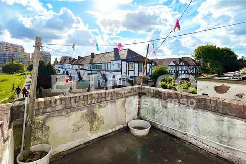 2 bedroom maisonette for sale, Heather Park Drive, Wembley, HA0