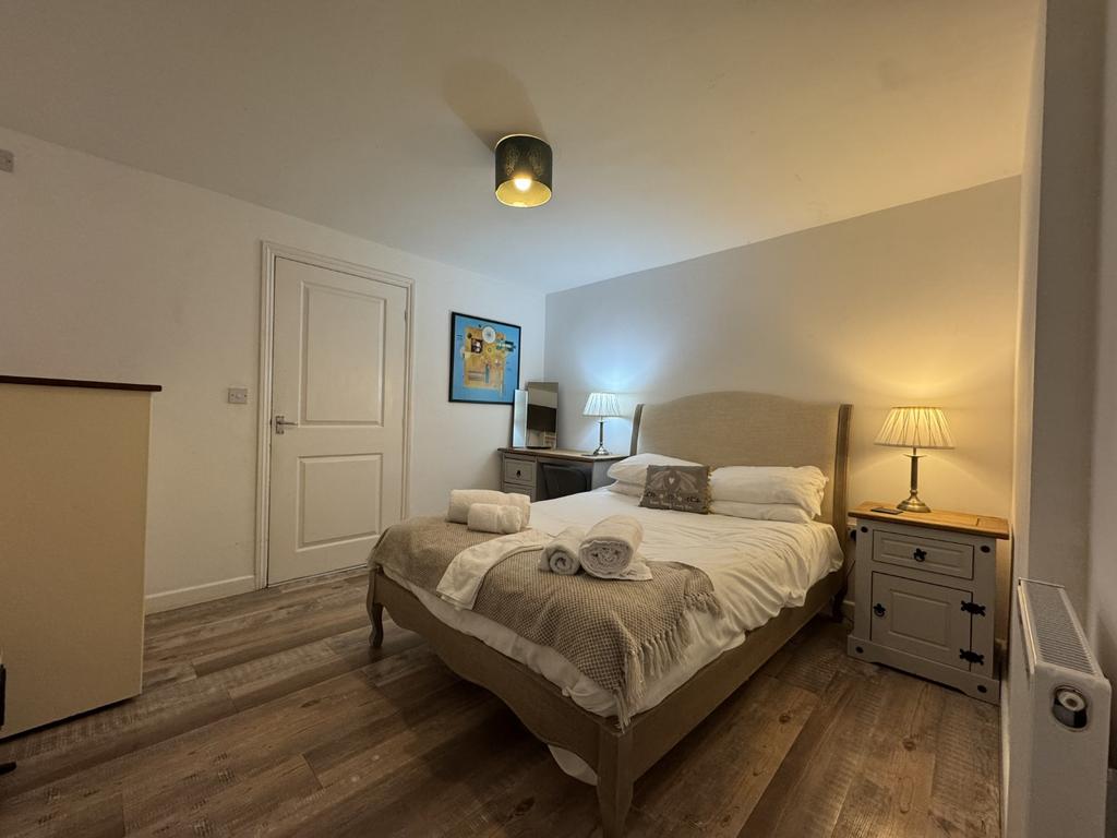 Ground Floor Double Bedroom 1