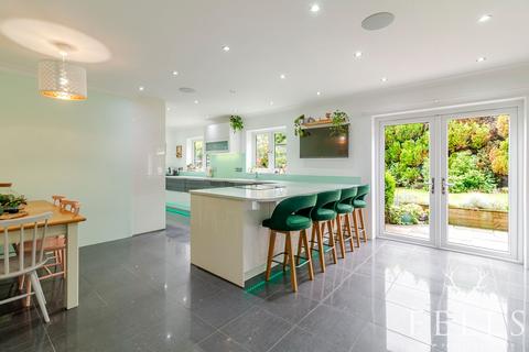 20 Avon Park, Ringwood, BH24 2AT