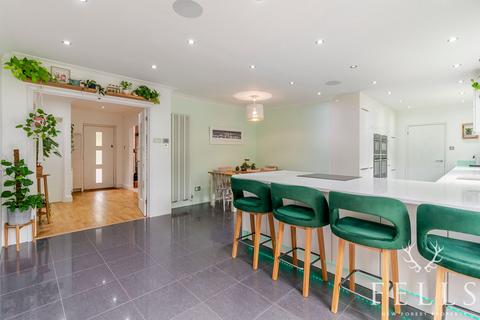 20 Avon Park, Ringwood, BH24 2AT