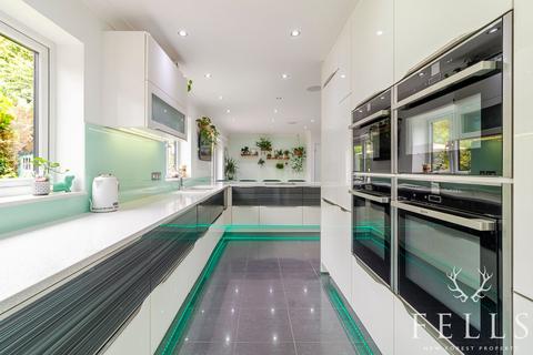 20 Avon Park, Ringwood, BH24 2AT