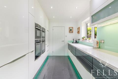 20 Avon Park, Ringwood, BH24 2AT