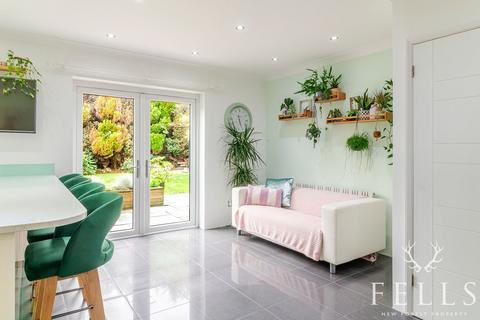 20 Avon Park, Ringwood, BH24 2AT