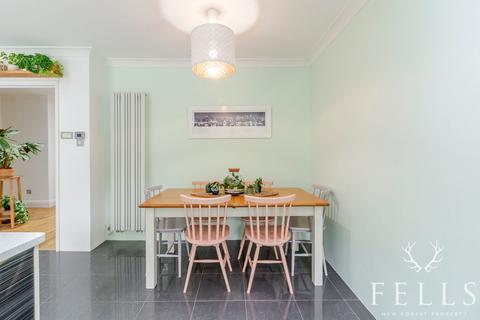 20 Avon Park, Ringwood, BH24 2AT
