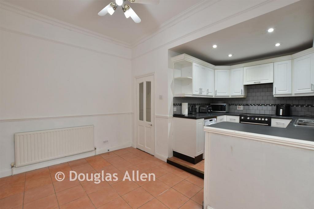 Kitchen/ Dining Room