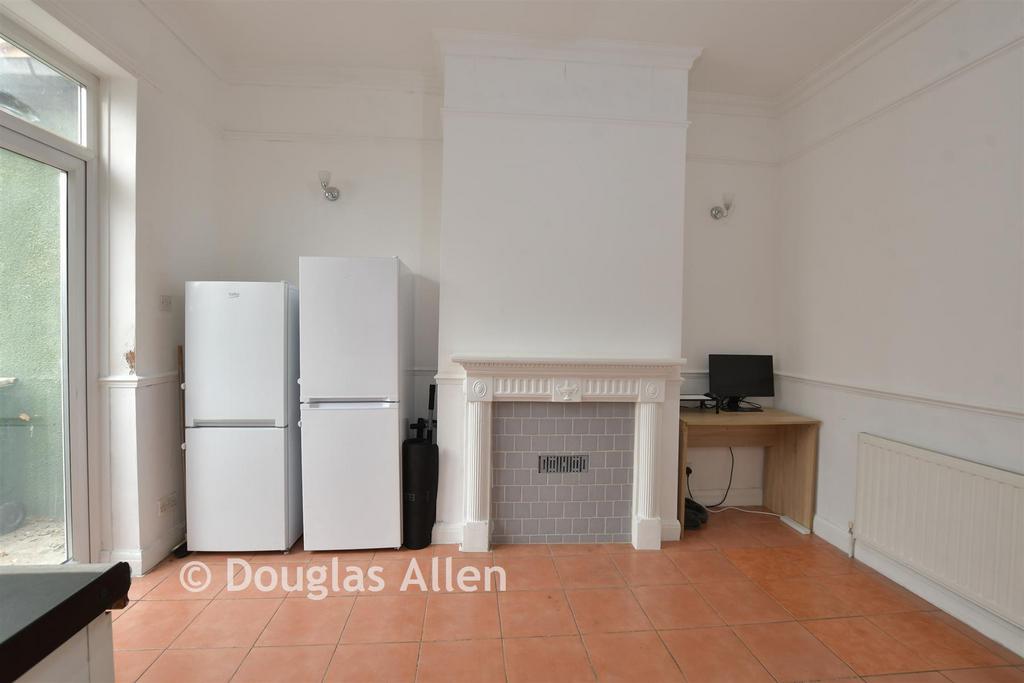 Kitchen/ Dining Room