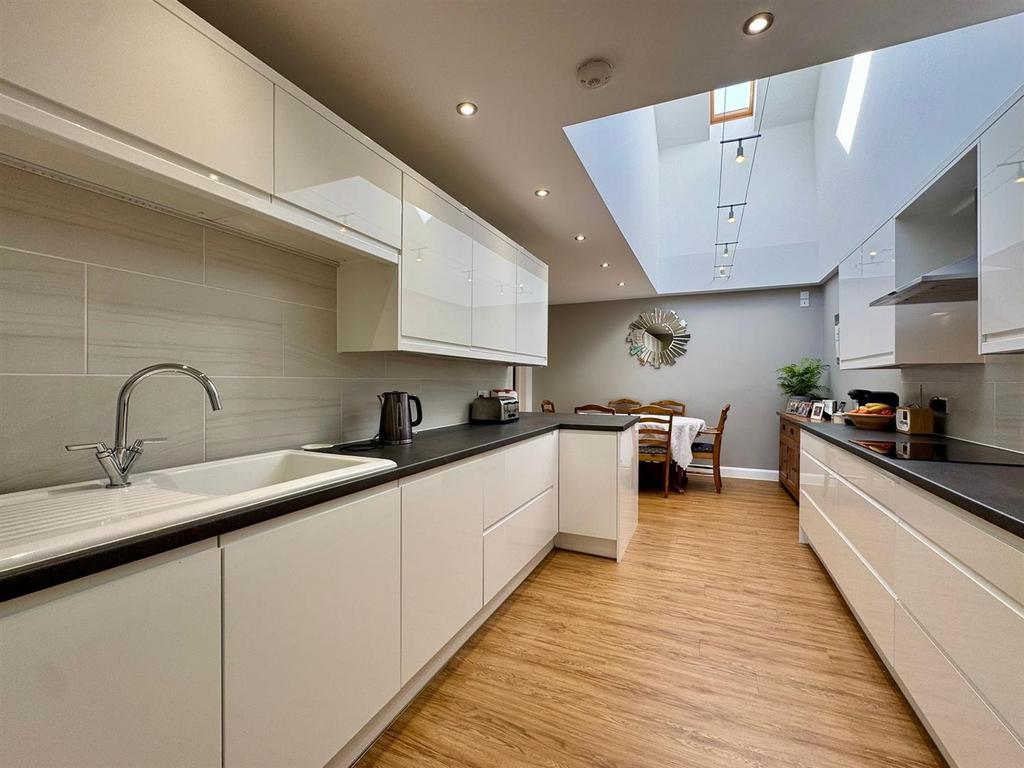 Kitchen (1).jpg
