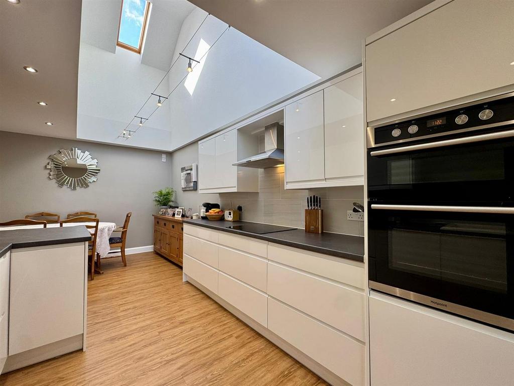 Kitchen (2).jpg