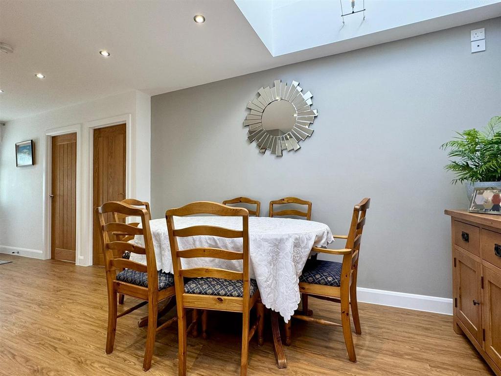 Dining area (1).jpg