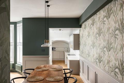 3 bedroom apartment for sale, London SW7